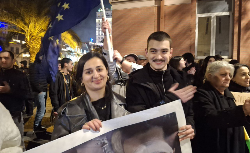 ლუკა ნაცვლიშვილი, რომელმაც ფოთის იზოლატორი გუშინ დატოვა, დღეს ბათუმში აქციაზე დგას 