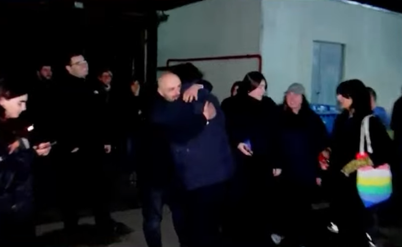 შუშანა მაცაბერიძე და ელიზბარ ჩხიკვაძე პატიმრობიდან გათავისუფლდნენ - პირველი კადრები ფოთის იზოლატორიდან 
