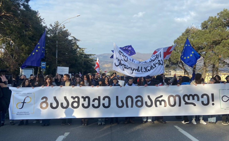 "გააშუქე სიმართლე, ძირს პროპაგანდისტული მედია" - თავისუფალ უნივერსიტეტთან შეკრებილები "POSTV"-ისკენ დაიძრნენ