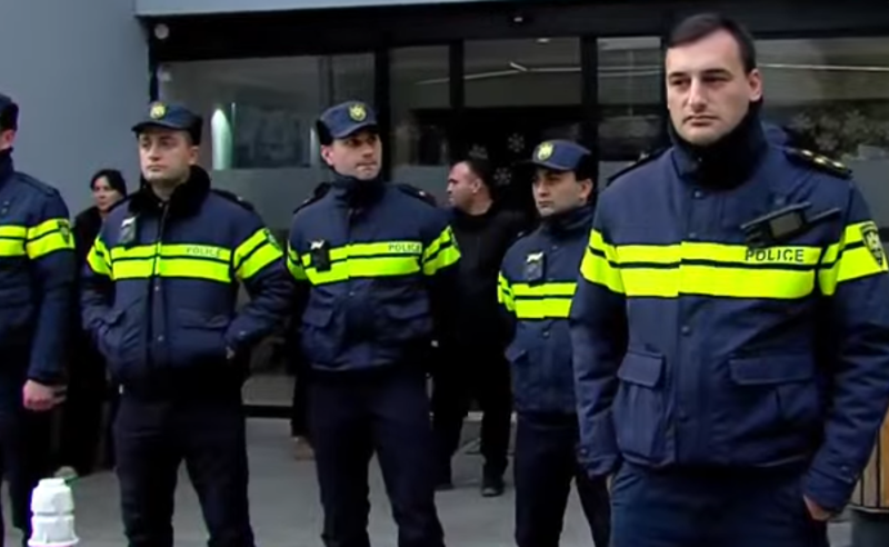 მოქალაქეები  "POSTV"-ისთან მივიდნენ - შენობას პოლიცია იცავს
