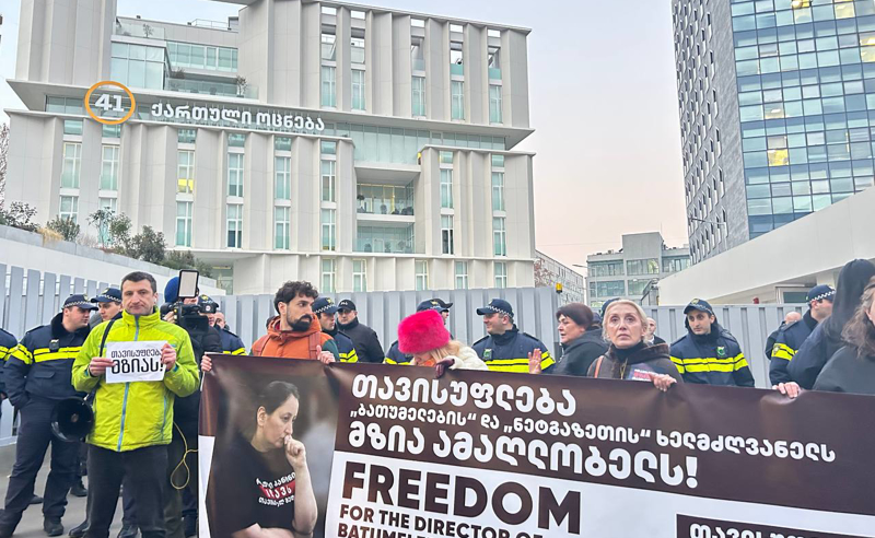 მზია ამაღლობელის მხარდასაჭერად პროკურატურასთან შეკრებილები მსვლელობით “ოცნების" ცენტრალურ ოფისთან მივიდნენ