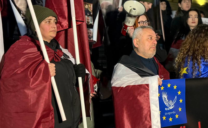 "თავისუფლება ზვიად ცეცხლაძეს და რეჟიმის სხვა ტყვეებს" - მოქალაქეებმა მარშით გმირთა მემორიალთან გადაინაცვლეს