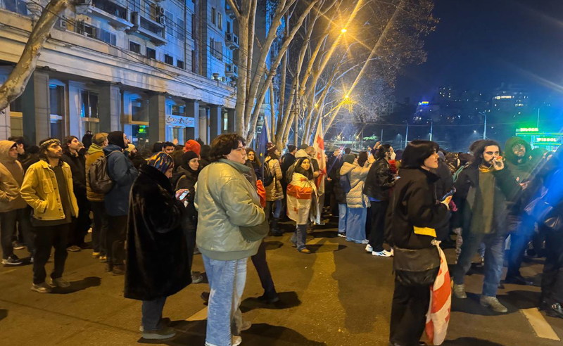 საზოგადოებრივ მაუწყებელთან შეკრებილმა მოქალაქეებმა გზა გადაკეტეს