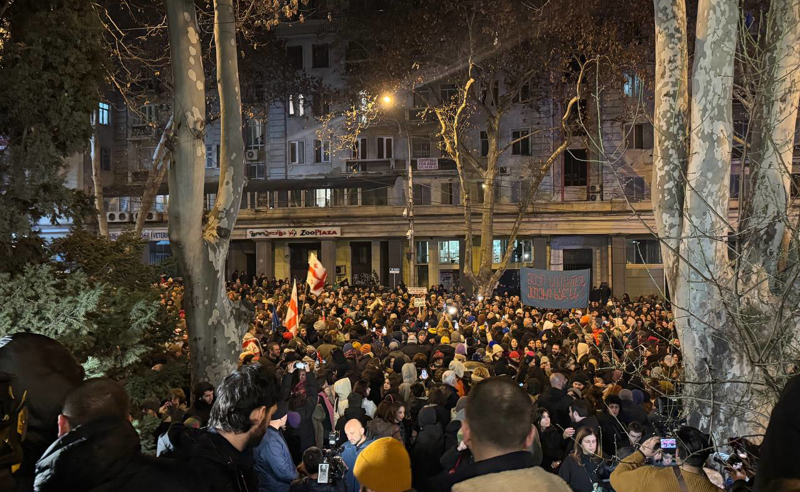 "დაგვითმეთ ეთერი" - საზოგადოებრივ მაუწყებელთან აქცია მიმდინარეობს
