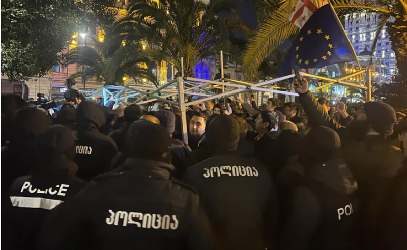 ხმაური და დაპირისპირება აჭარის მთავრობის სახლთან - პოლიცია აქციის მონაწილეებს კარვის გაშლის საშუალებას არ აძლევს