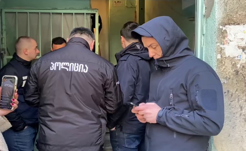 პოლიციელები ილია ღლონტის სახლშიც შეიჭრნენ - ადგილზე ჩხრეკა მიმდინარეობს