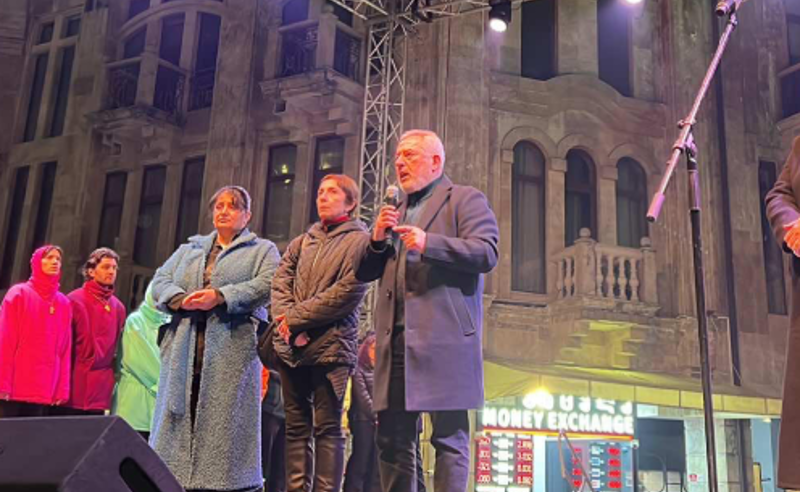 "დღეს ჩვენი სამშობლო გასაყარზე დგას" - ცეცხლაძის მამა