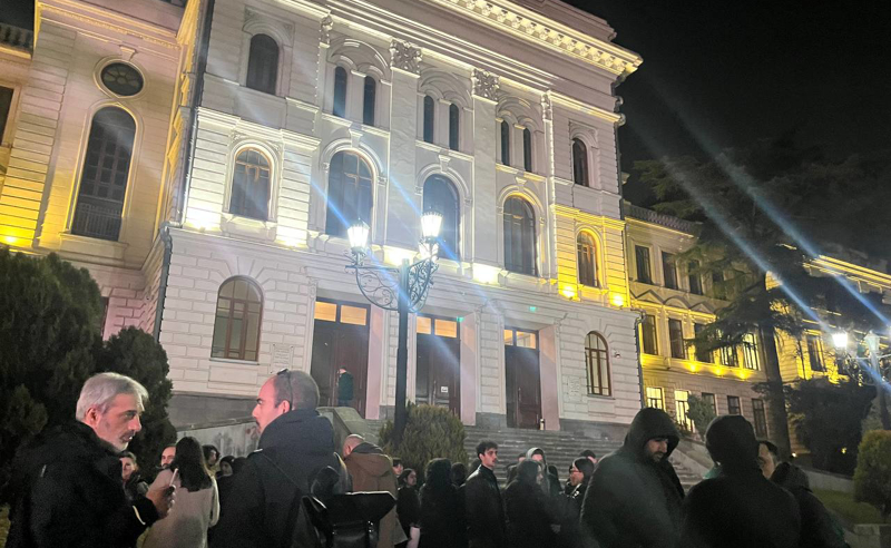"თავისუფლება მამუკა კომახიასა და ნიკოლოზ კუტუბიძეს" - თსუ-სთან სტუდენტები და ლექტორები იკრიბებიან