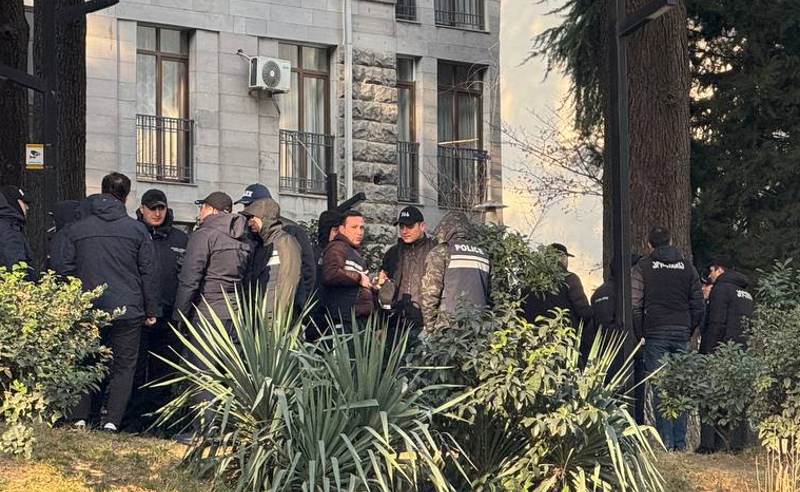 პარლამენტის უკანა შესასვლელთან გომელაურის უწყების თანამშრომლების უპრეცედენტო მობილიზებაა