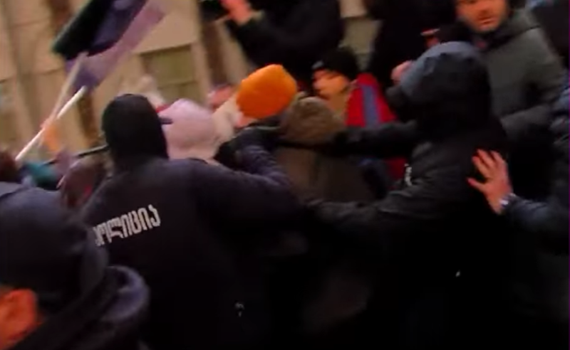 ოლიგარქის პოლიციამ პარალამენტთან ჟურნალისტებს სცემა, მოქალაქეების ნაწილი კი დააკავა