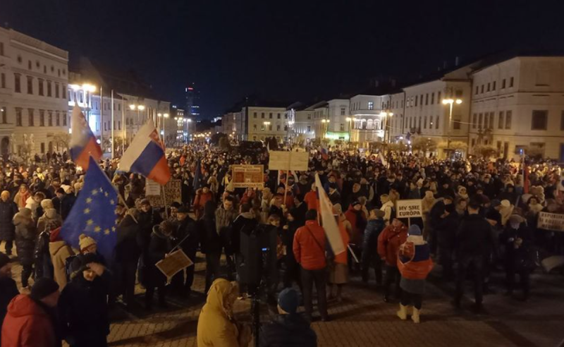 სლოვაკეთის 50-ზე მეტ ქალაქში რობერტ ფიცოს გადადგომის მოთხოვნით საპროტესტო აქციები მიმდინარეობს 