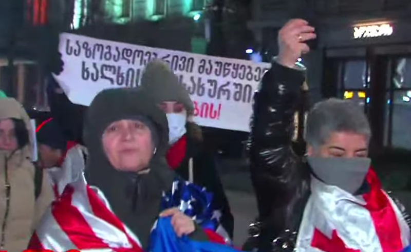 პროტესტის 73-ე დღე - საზოგადოებრივი მაუწყებლიდან მოქალაქეები რუსთაველის გამზირისკენ მსვლელობით მიემართებიან