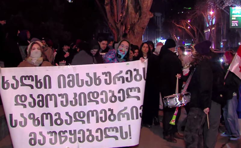 "ქართველი ხალხი სამართალს ითხოვს" - საზმაუსთან შეკრებილები მსვლელობით რუსთაველისკენ დაიძრნენ