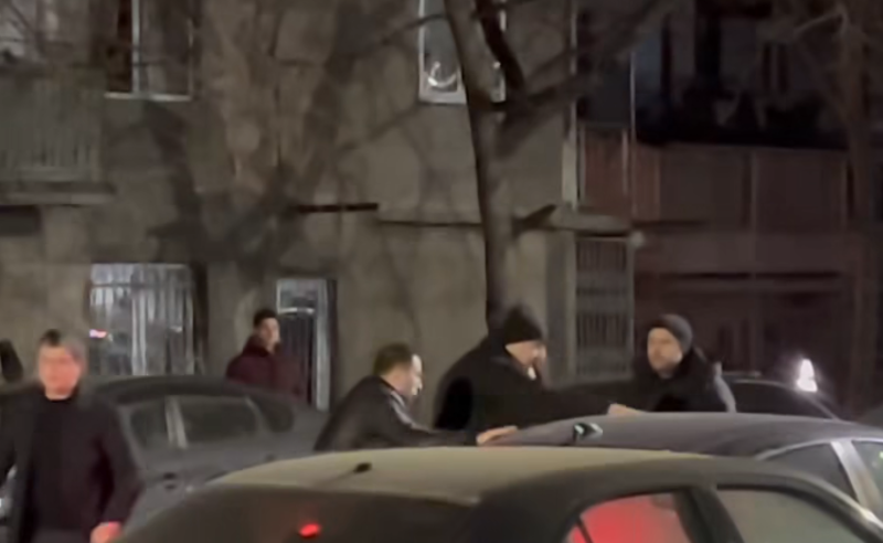 გვიან ღამით, თბილისში, ბახტრიონის ქუჩაზე შავფორმიანებმა მოქალაქე დააკავეს (ვიდეო)