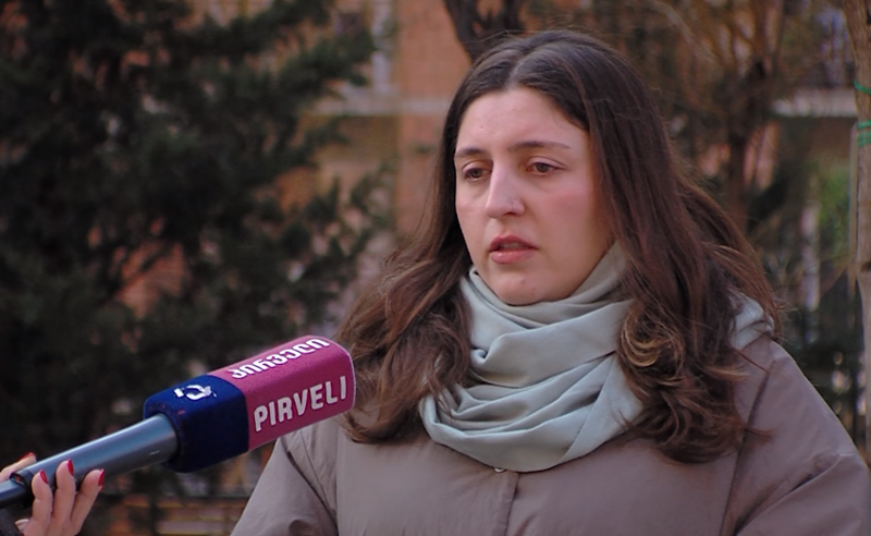 დაკავებულთა შორის 31 წლის სანტექნიკოსია - ცოლის თქმით, კახა თუმანიშვილი მაშინ დააკავეს, როცა მას აგრესიული პოლიციელებისგან იცავდა