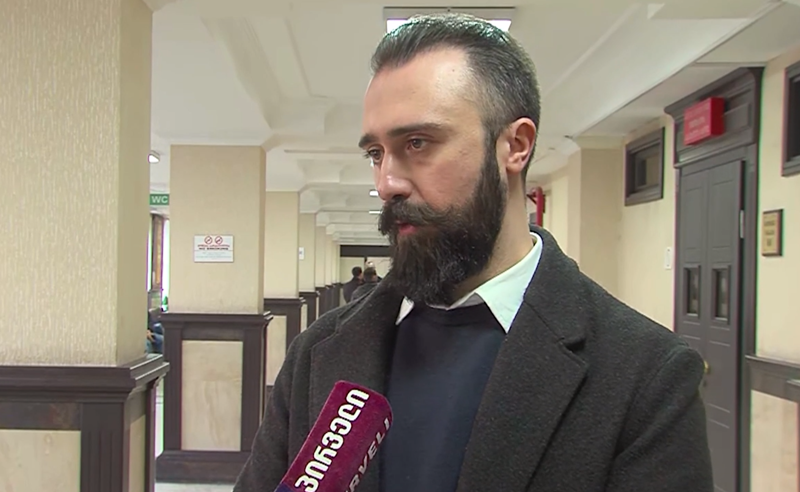 "ქვითრები მაქვს, რომ მაგ დროს კაფეში ვიყავი" - სასამართლოში ახალგაზრდა კაცს ასამართლებენ