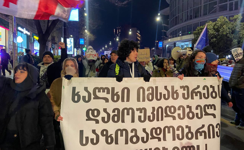 "ხალხი იმსახურებს დამოუკიდებელ საზოგადოებრივ მაუწყებელს" - თბილისში მსვლელობა იმართება