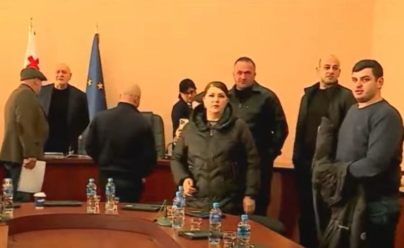 ხმაური და დაპირისპირება გორის საკრებულოში - თავმჯდომარემ აქტივისტები დარბაზიდან გააძევა 