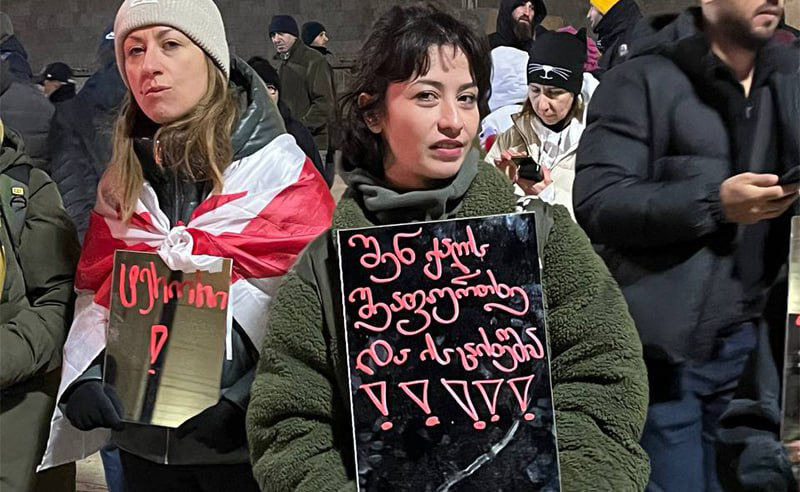 "ჩახედე სისხლიან რეჟიმს სახეში" - აქცია-პერფორმანსი რუსტაველის გამზირზე