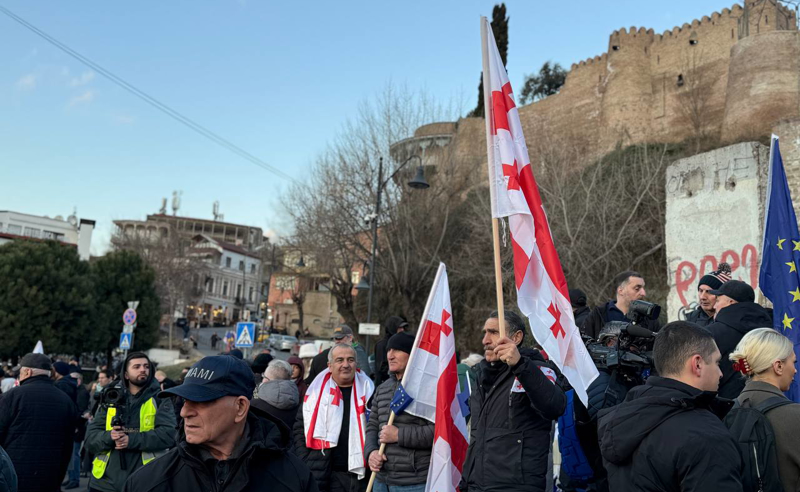 "არა რუსულ დიქტატურას" - ევროპის მოედანზე მოქალაქეები იკრიბებიან