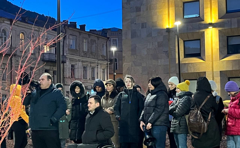 პროტესტი მთავრობის ადმინისტრაციასთან - ადგილზე ყოფილი და მოქმედი საჯარო მოხელეები იკრიბებიან