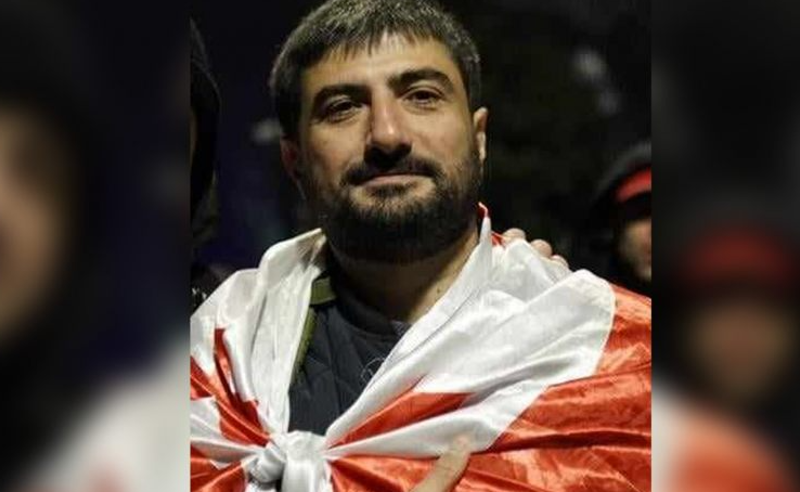 "ხელი გადახვია ფეიერვერკის მსროლელ ნიღბიან ბიჭს - ესაა მიზეზი" - გუშინ აქციაზე სერგო მარიამიძე დააკავეს