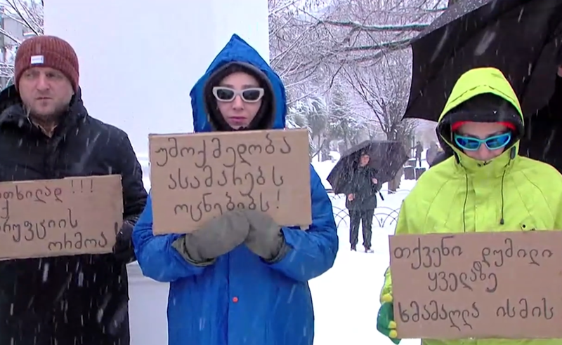 "ოცნება კლავს" - ბათუმში მდუმარე საპროტესტო მარში იმართება