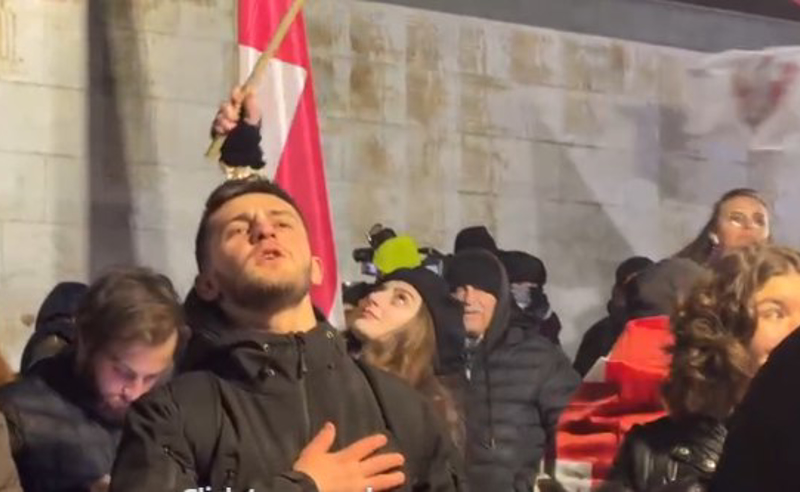 გმირთა მოედანზე შეკრებილმა მარშების მონაწილეებმა მემორიალთან ფიცი დადეს