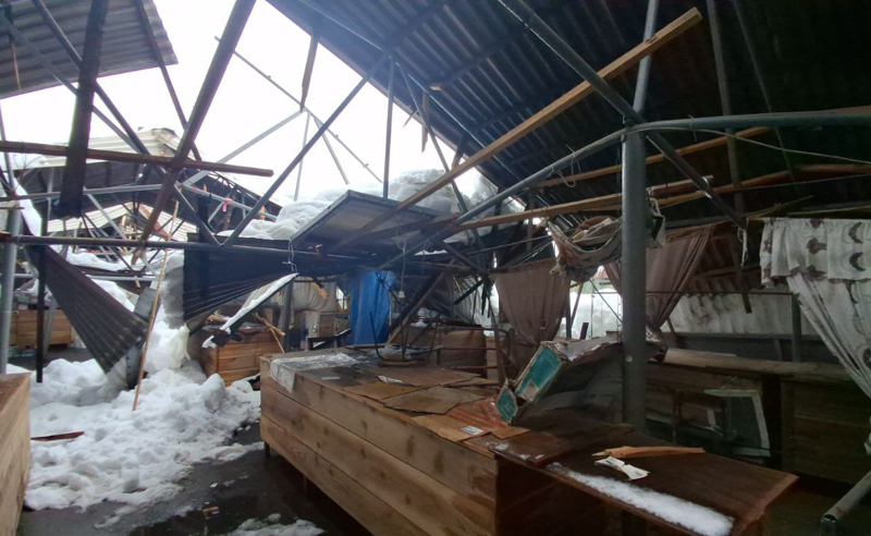 Batumi şəhərində güclü qar nəticəsində yaşayış binasının bir hissəsi uçub