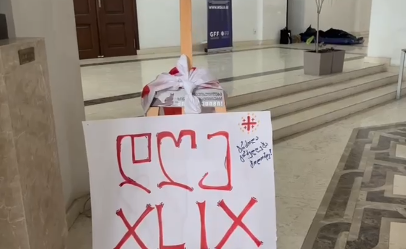 პოლიპატიმრების გასამხნევებლად სტუდენტებმა სასწავლებლებში საგამოფენო კუთხეები შექმნეს