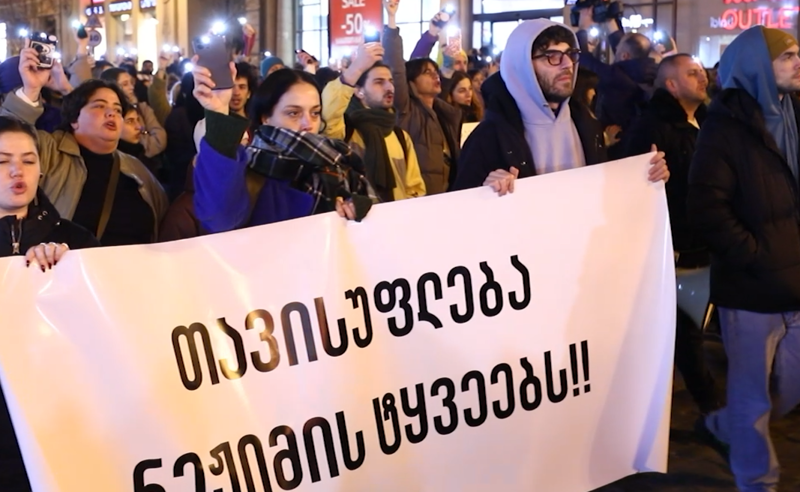 მხარდაჭერა სინდისის პატიმრის დედებს- რეჟიმის ტყვეების მშობლები ყვავილებს სრულიად უცნობი ადამიანებისგან დილიდან იღებენ