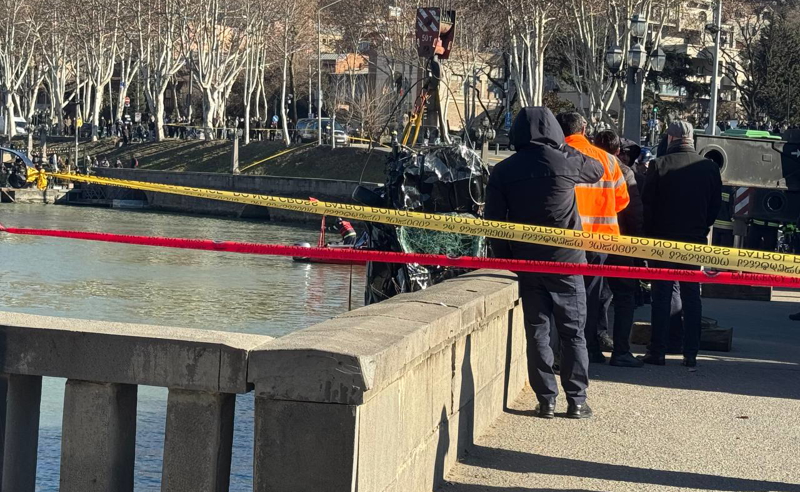 Tbilisidə, Kür çayına düşən avtomobil çıxarıldı- Video