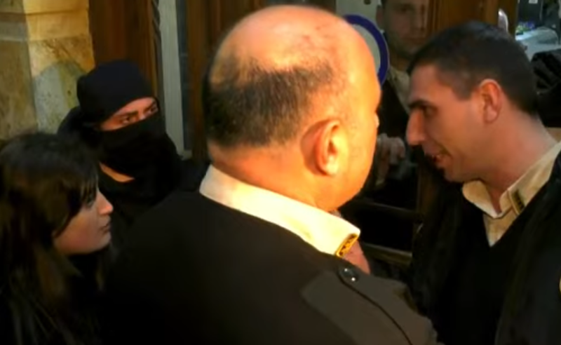 თბილისის საქალაქოსთან ხმაურია - მანდატურებმა მოქალაქეები შენობიდან ძალის გამოყენებით გააძევეს