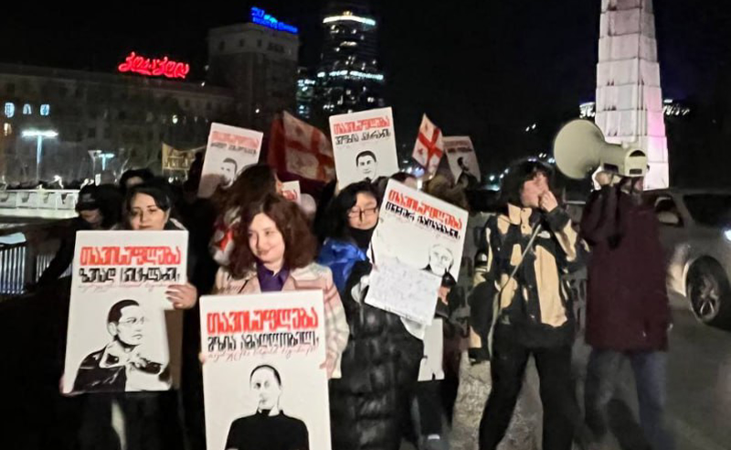 თავისუფლება რეჟიმის ტყვეებს! - საზმაუსთან შეკრებილებმა მსვლელობა დაიწყეს 