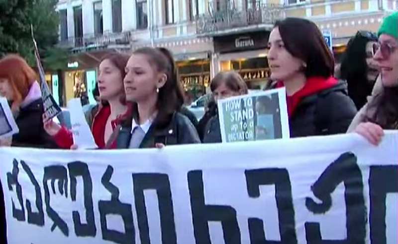 "ქალები რეჟიმის წინააღმდეგ" - ბათუმში ქალთა მარში მიმდინარეობს 