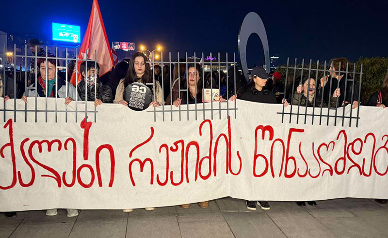 ქალების მარშის მონაწილეებმა რესპუბლიკის მოედანზე სიმბოლურად "გისოსები" მიიტანეს 