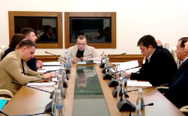 არცერთი შენიშვნა და არანაირი მსჯელობა - "ოცნებამ" ანტინარკოტიკული კანონპროექტი დაამტკიცა