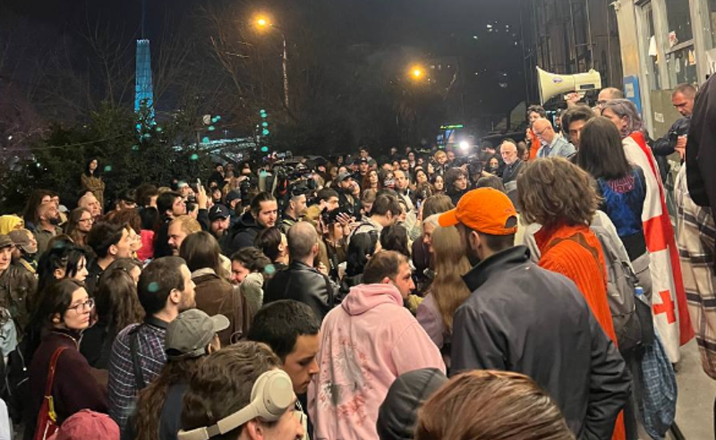 თეატრალური უნივერსიტეტის ორი სტუდენტი საზოგადოებრივი მაუწყებლის შენობაში შეუშვეს - შენობის გარეთ პროტესტია