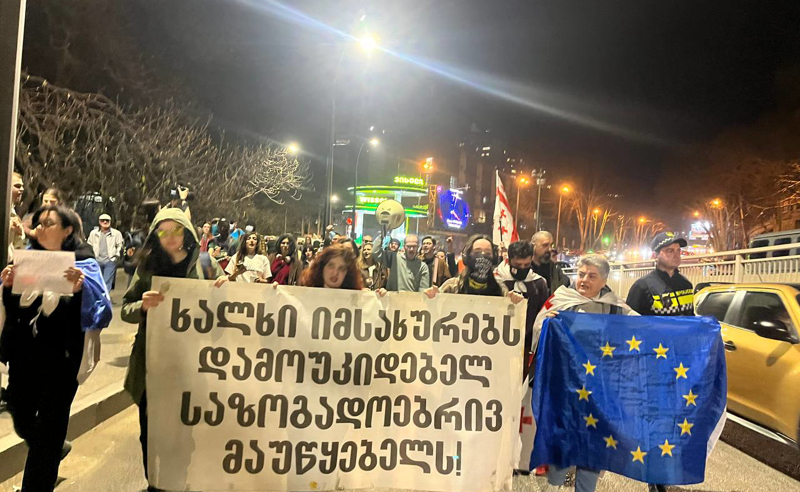 "ვერ გააჩერებთ სოლიდარობას" - საზმაუსთან შეკრებილებმა მსვლელობა დაიწყეს