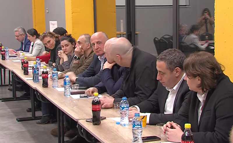 "თვითმმართველობით არჩევნებში მონაწილეობა ქვეყნის ღალატია" - სინდისის პატიმრების მშობლები ოპოზიციას შეხვდნენ 