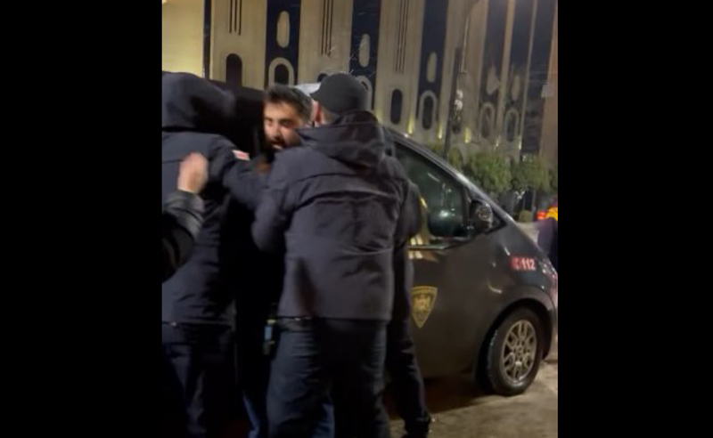ახლობლის ინფორმაციით, სტუდენტს, რომელიც ტაშის დაკვრის გამო დააკავეს, იზოლატორში 48 საათი დატოვებენ