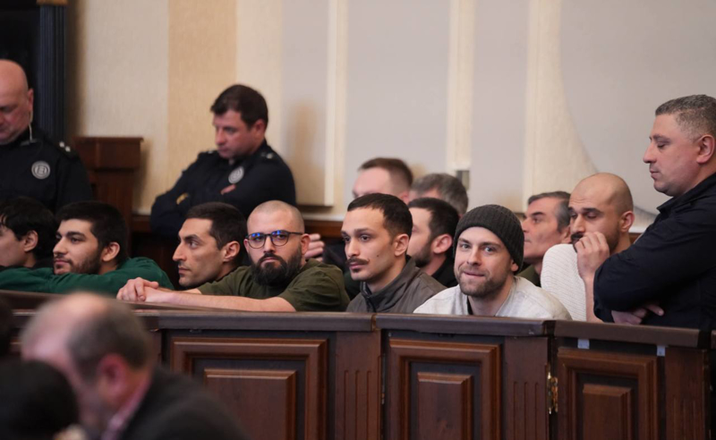 მოსამართლე შვანგირაძემ სინდისის პატიმრების ოჯახის წევრებს სასამართლო დარბაზის კარი არ გაუხსნა