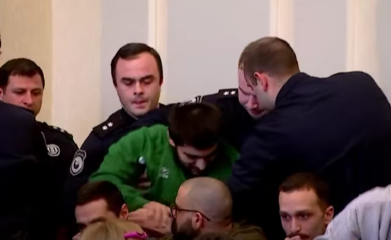 "ასეთი შეუგნებელი მონა რანაირად უნდა იყო, რომ შვილს დედის ნახვის უფლება არ მისცე" - მოსამართლემ რეზო კიკნაძე სხდომიდან გააძევა 