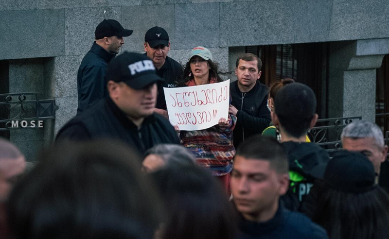 პარლამენტთან დაკავებული 2 აქტივისტი ხელწერილით გაათავისუფლეს