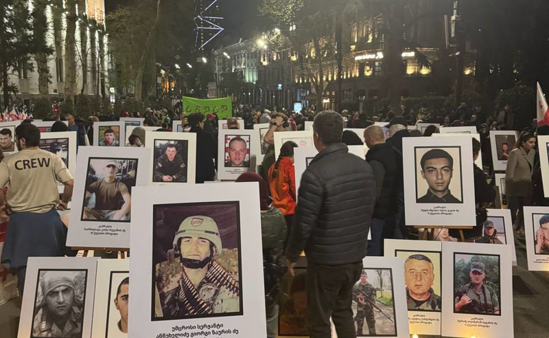 რუსთაველის გამზირზე ქართველი გმირების ფოტოები მიიტანეს