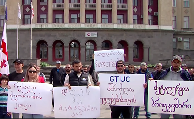 მეტალურგიული ქარხნის მუშების პროტესტი - ირაკლი რუხაძეს შრომითი უფლებების დარღვევაში ამხელენ