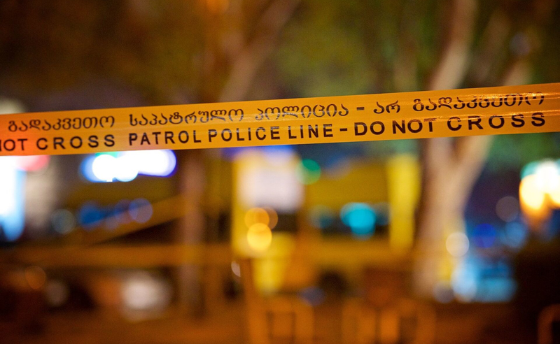Tbilisidə polis əməkdaşı itə atəş açıb