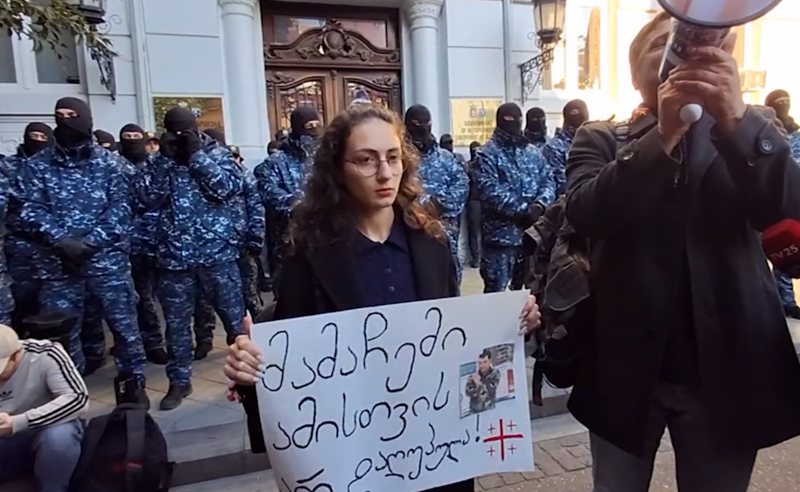 შინდისის გმირის შვილის თქმით, ხელოვნების მასწავლებელს, რომელთანაც აქციების გამო, კონფლიქტი მოუვიდა, საყვედური დაეწერა