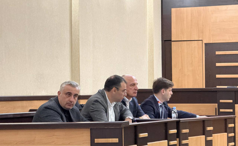 "თავს დამნაშავედ არ ვცნობ" - სასამართლოში ბადრი ჯაფარიძის პროცესი მიმდინარეობს