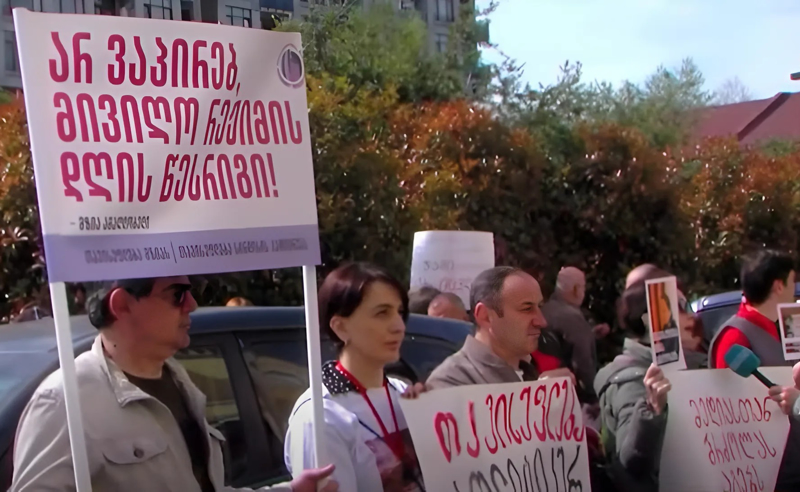 აჭარის უმაღლეს საბჭოსთან პროტესტია - დღეს კენჭი რიჟვაძის შემცვლელს უნდა უყარონ